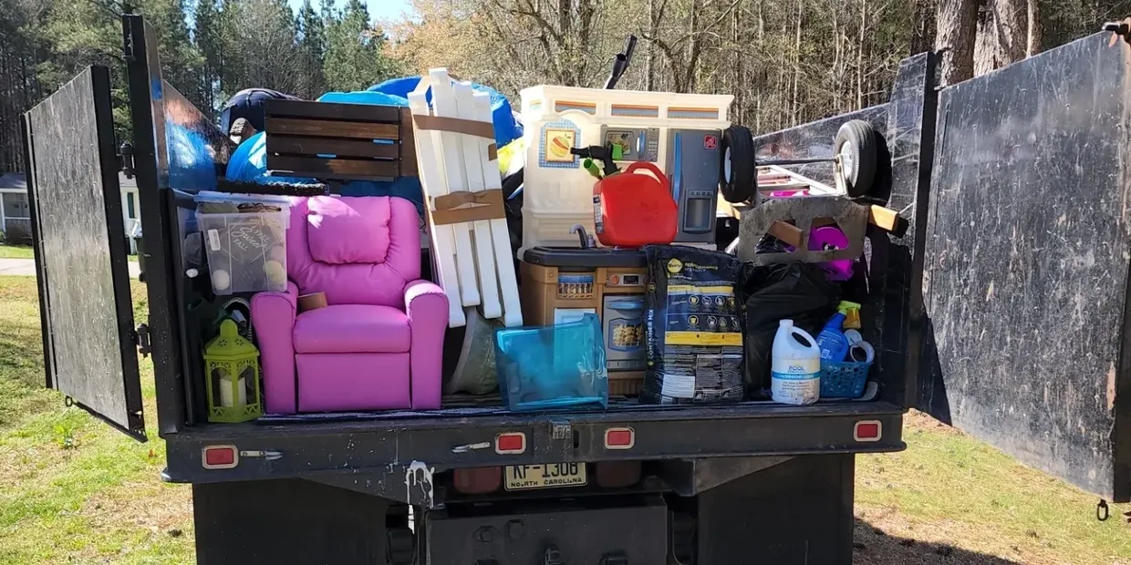 Expert House Cleanout Services for Preparing Homes Before Selling Them